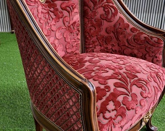 Sillón clásico francés tapizado en rojo / Silla de madera tallada a mano / Listo para enviar / Pieza única / Hecho en España