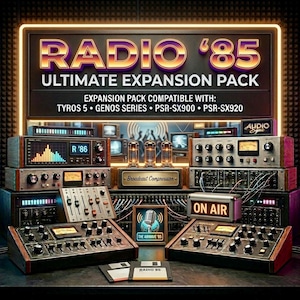 以下が含まれることがあります： RADIO '85 ULTIMATE EXPANSION PACKというタイトルのデジタルオーディオ拡張パック。Tyros 5、Genosシリーズ、PSR-SX900、PSR-SX920に対応しています。画像には真空管、ミキサー、ON AIRサインなど、ヴィンテージスタイルのオーディオ機器が表示されています。