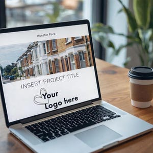 Puede incluir: Un portátil que muestra una presentación titulada "Investor Pack" con una foto de edificios. La pantalla también incluye el texto "INSERT PROJECT TITLE" y "Your Logo here". Una taza de café desechable está a la derecha.