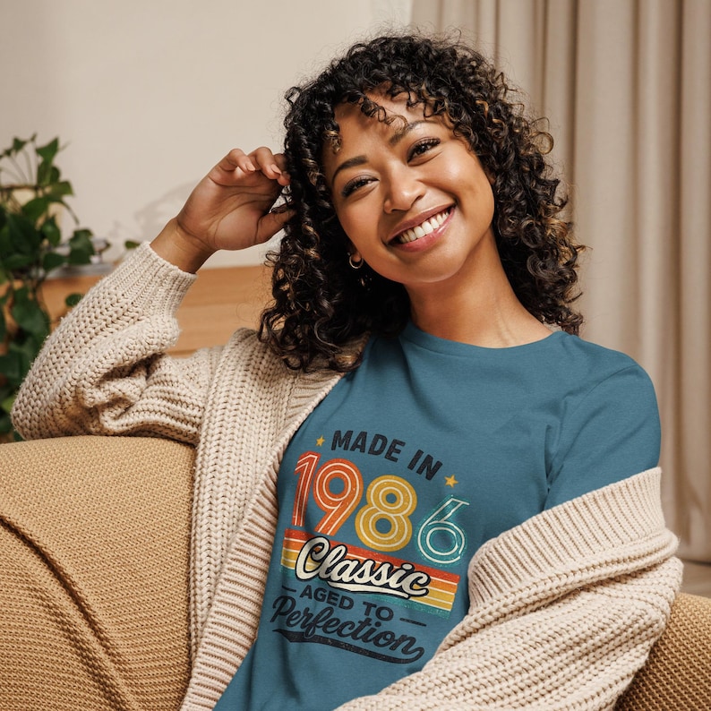 1986 Retro Birthday Sweatshirt – Vintage 40th Birthday Gift – Unisex T-Shirt for Men & Women – Classic 90s Style Party Anniversary Outfit