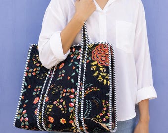 Bolso tote acolchado de algodón hecho a mano, estampado floral en bloques, bolso de hombro reversible estilo bohemio.