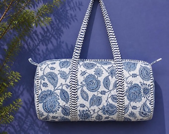 Bolso de viaje acolchado con estampado floral azul: bolso de fin de semana de algodón hecho a mano.