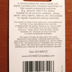 Op de afbeelding: Een witte kaart met tekst en een barcode. De kaart leest "Made by Schmetz" en beschrijft een verchroomde naald met platte schacht voor professionele hogesnelheidsnaaimachines. De tekst bevat ook de website www.SCHMETZneedles.com.