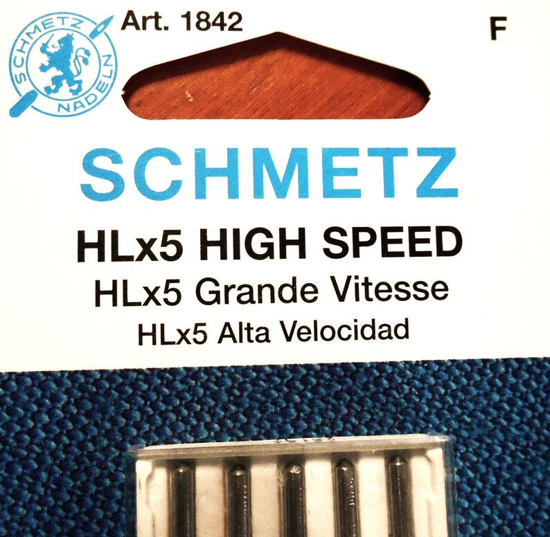 Op de afbeelding: Een verpakking SCHMETZ HLx5 HIGH SPEED naaimachinenaalden. De verpakking heeft het SCHMETZ-logo en de tekst "Art. 1842". De tekst "HLx5 Grande Vitesse" en "HLx5 Alta Velocidad" zijn ook zichtbaar.