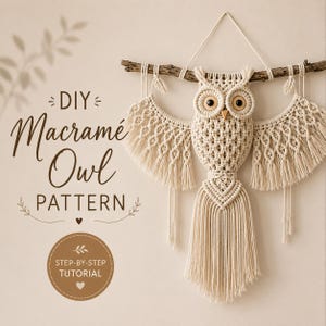 Könnte beinhalten: Ein cremefarbener Makramee-Eulen-Wandbehang an einem dunklen Holzast mit kunstvoll geknoteten Flügeln und einem langen Fransen-Schwanz. Der Text lautet: DIY Macramé Owl PATTERN, STEP-BY-STEP TUTORIAL. Die Eule hat zwei runde Augen.