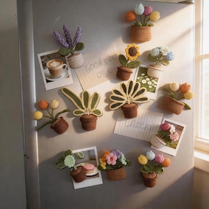 Könnte beinhalten: Eine Sammlung von gehäkelten Blumenmagneten in verschiedenen Farben und Stilen, darunter Tulpen, Sonnenblumen und Lavendel. Die Magnete sind auf einer Kühlschranktür angeordnet, zusammen mit Polaroidfotos und handgeschriebenen Notizen mit der Aufschrift "Good vibes only" und "Cheers".