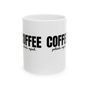 Può includere: Tazza da caffè in ceramica bianca con la parola "COFFEE" in grandi lettere nere in grassetto. La frase "patients, repeat" è stampata in un carattere corsivo più piccolo. Una tazza da caffè semplice e quotidiana.