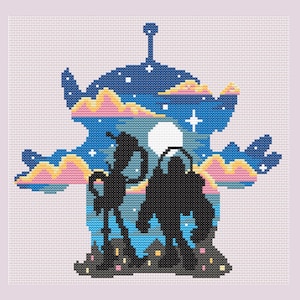 Può includere: Schema a punto croce con la sagoma dei Little Green Men di Toy Story, con uno sfondo di cielo notturno. Il disegno include le sagome di Buzz Lightyear e di un altro personaggio, con una luna piena e nuvole.