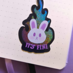Conejo de pánico con llamas | Pegatina | Está bien | Pegatina de vinilo con purpurina y polvo de hadas, divertido conejito kawaii con llamas, pegatina meme para diario y portátil