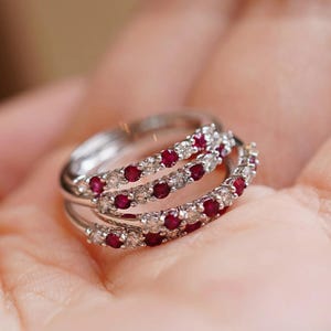 Lab Ruby Moissanite Eternity Ring, 925 Sterling Silver Stapelband, Förlovningsring för Henne