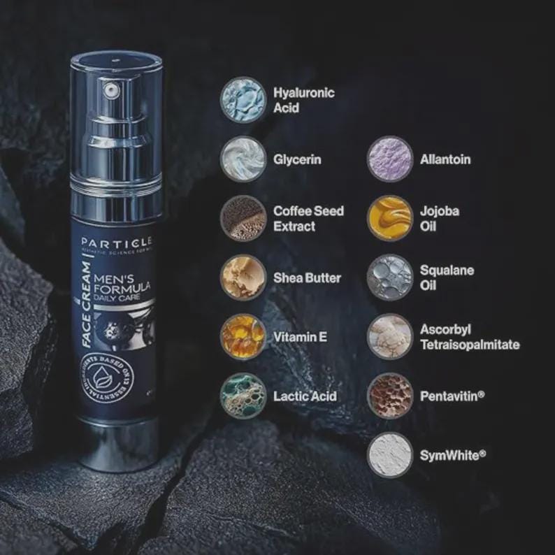 Op de afbeelding: Een donkerblauwe Particle gezichtscr&egrave;mefles met een doorzichtige pomptop. Het etiket luidt "MEN'S FORMULA DAILY CARE" en vermeldt ingredi&euml;nten zoals hyaluronzuur, vitamine E en sheaboter. De achtergrond is donker met ingredi&euml;ntenillustraties.