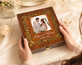 Boîte souvenir photo en bois personnalisée, boîte souvenir de mariage personnalisée avec intérieur en velours, cadeau d'anniversaire de fiançailles