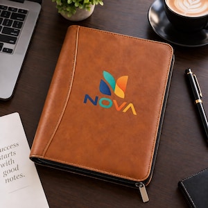 Può includere: Una cartella portadocumenti con cerniera in similpelle color cuoio, caratterizzata da un logo centrale con una grafica a foglia stilizzata multicolore sopra la scritta NOVA in blu e arancione. L'organizer rettangolare ha una texture liscia e una chiusura a zip nera.