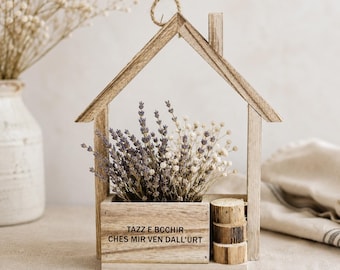 Jardinière murale en bois en forme de maison gravée personnalisée, panier de fleurs suspendu personnalisé, cadeau de pendaison de crémaillère de mariage rustique