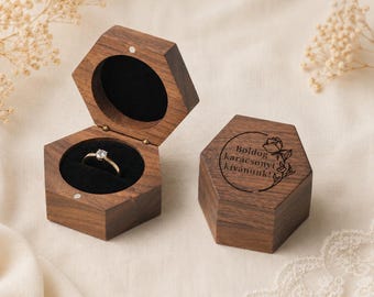 Boîte à bagues hexagonale personnalisée en bois, boîte à bagues gravée personnalisée, cadeau d'anniversaire de proposition de mariage pour couple