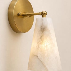 Handgefertigte Alabaster Marmor Wandleuchte, verstellbare Messing Mid Century Modern Lampe