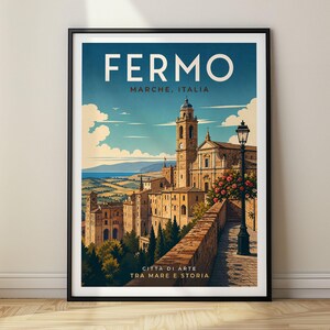 Puede incluir: Un póster de viaje enmarcado de la ciudad italiana de Fermo, en Las Marcas. La ilustración muestra una ciudad histórica con una torre de reloj, edificios de piedra, una farola y vistas al mar con el texto FERMO MARCHE, ITALIA.