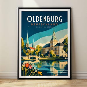 以下が含まれることがあります： 「OLDENBURG DEUTSCHLAND DIE STADT DER GÄRTEN」という文字が記された、オルデンブルクの様式化されたイラストの額入りトラベルポスター。歴史的な建物、橋、教会の尖塔、そして色とりどりのチューリップが描かれています。