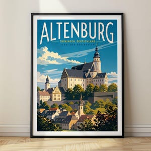 Peut inclure: Une affiche de voyage encadrée représentant la ville d'Altenburg, en Allemagne. L'illustration montre un grand château sur une colline surplombant une ville avec des arbres et un ciel bleu. Le texte indique ALTENBURG, THÜRINGEN, DEUTSCHLAND, STADT DER SKATKARTEN.