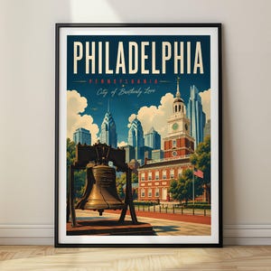 Könnte beinhalten: Ein gerahmtes Reiseplakat mit der Skyline von Philadelphia, der Independence Hall und der Liberty Bell. Der Text lautet PHILADELPHIA, PENNSYLVANIA und City of Brotherly Love. Die Farbpalette umfasst Dunkelblau, Ziegelrot und Cremetöne.