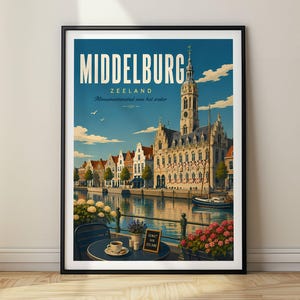 Könnte beinhalten: Ein gerahmtes Reiseplakat von Middelburg, Zeeland, mit einer Kanalansicht, historischen Gebäuden, einem hohen Uhrturm und einem Boot. Im Vordergrund steht ein kleiner Tisch mit einer Kaffeetasse und einem Schild mit der Aufschrift Geniet van Zeeland.