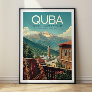 以下が含まれることがあります： QUBAおよびQUBA AZƏRBAYCANの文字が入った額装されたトラベルポスター。イラストには、山々の風景、ミナレット、アーチ型の窓がある建物、そして手前のバルコニーの手すりに掛けられた模様入りのラグが描かれています。