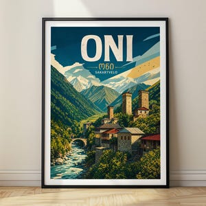 Könnte beinhalten: Ein gerahmtes Reiseplakat mit einer Berglandschaft, Steintürmen, einem Fluss und einer Brücke. Der Text lautet ONI, die georgische Schrift für Oni, und SAKARTVELO. Die Farbpalette umfasst tiefe Blau- und Grüntöne sowie warme Erdtöne.