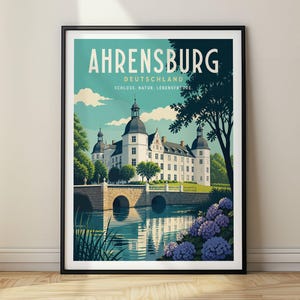 Peut inclure: Une affiche de voyage encadrée représentant le château blanc d'Ahrensburg en Allemagne, avec un pont en pierre sur l'eau, un ciel bleu, des arbres verts et des hortensias violets. Le texte indique AHRENSBURG DEUTSCHLAND SCHLOSS. NATUR. LEBENSFREUDE.