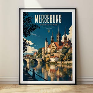 Può includere: Un poster da viaggio incorniciato della città di Merseburg, Germania. L'illustrazione raffigura una cattedrale e un castello che si affacciano su un fiume con un ponte in pietra, sotto un cielo blu profondo con nuvole e il testo Merseburg.