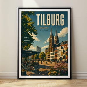 Op de afbeelding: Een ingelijste reisposter van Tilburg, Brabant, Nederland, met een stadsplein met een grote kerk, fietsen, bomen en de tekst Tilburg, Brabant, Nederland, Creative Vibrant Connected en Hier Begint Het Mooie Leven.