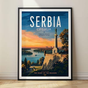 Puede incluir: Un póster de viaje enmarcado de Serbia con un atardecer sobre un río, el monumento Pobednik en una fortaleza de piedra y árboles. El texto dice SERBIA, СРБИЈА, TIMELESS BEAUTY AUTHENTIC SPIRIT y DISCOVER THE HEART OF THE BALKANS en blanco y dorado.