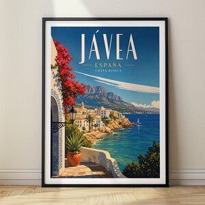 Peut inclure: Une affiche de voyage encadrée représentant une scène côtière à Jávea, España, Costa Blanca. L'illustration montre un bâtiment blanc avec des fleurs rouges, une plante en pot, une lanterne, une mer bleue et des montagnes sous un ciel clair.
