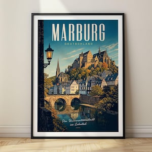 以下が含まれることがあります： マルブルク（ドイツ）の額入りトラベルポスター。丘の上の城、川にかかる石橋、手前の街灯が描かれています。白い文字で「MARBURG DEUTSCHLAND」および「Die Universitätsstadt im Lahntal」と記されています。