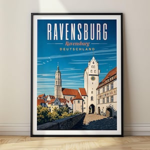 Könnte beinhalten: Ein gerahmtes Reiseplakat der Stadt Ravensburg, Deutschland. Die Illustration zeigt einen historischen Stadtplatz mit einem hohen Uhrturm, Steingebäuden mit roten Dächern und einem blauen Himmel. Der Text lautet RAVENSBURG, Ravensburg, DEUTSCHLAND.