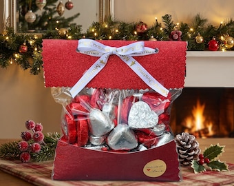 Cadeauverpakking met 300 g kerstchocoladehartjes | Melkchocolade in rode en zilverkleurige folie (kersttraktatie)