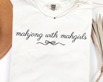 Camiseta Comfort Colors® Mahjong con chicas, camiseta para celebrar el Mahjong, top de Mahjong para viajes de chicas, regalo divertido para mujeres aficionadas al Mahjong, camiseta para brunch o noche de juegos.