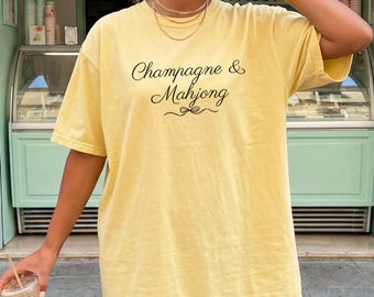 Camiseta Comfort Colors® Champagne y Mahjong, Camiseta para Celebración de Mahjong, Top de Mahjong para Viaje de Chicas, Regalo de Mahjong con Burbujas para Mujeres, Camiseta para Noche de Juegos y Brunch