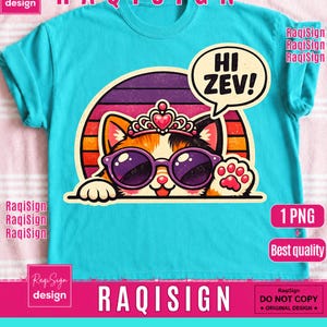 Könnte beinhalten: Ein türkisfarbenes T-Shirt mit einer Cartoon-Katze, die eine Sonnenbrille und eine Krone trägt, mit dem Text "HI ZEV!" in einer Sprechblase. Das Design umfasst einen Pfotenabdruck und einen Retro-Sonnenuntergangshintergrund. Das Shirt trägt den Markennamen "RAQISIGN".