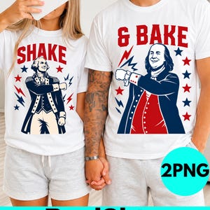 Pode incluir: Duas camisetas brancas com estampas gráficas de figuras históricas. A camiseta da esquerda mostra George Washington com o texto SHAKE e estrelas vermelhas e azuis. A da direita mostra Benjamin Franklin com o texto & BAKE e estrelas decorativas.