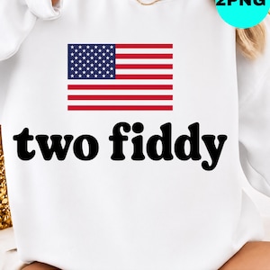 Könnte beinhalten: Ein weißes Langarm-Sweatshirt mit einer Grafik der Flagge der Vereinigten Staaten über dem schwarzen Text "two fiddy" in einer fetten, abgerundeten Schriftart. Das Design ist mittig auf der Brust des Kleidungsstücks mit Rundhalsausschnitt platziert.
