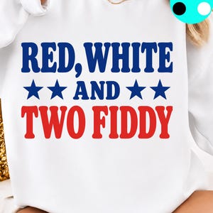 Op de afbeelding: Een wit sweatshirt met ronde hals en de tekst RED, WHITE AND TWO FIDDY in een vetgedrukt lettertype. De woorden RED, WHITE AND zijn in het blauw gedrukt, terwijl TWO FIDDY in het rood is. Twee blauwe sterren staan tussen AND en TWO.