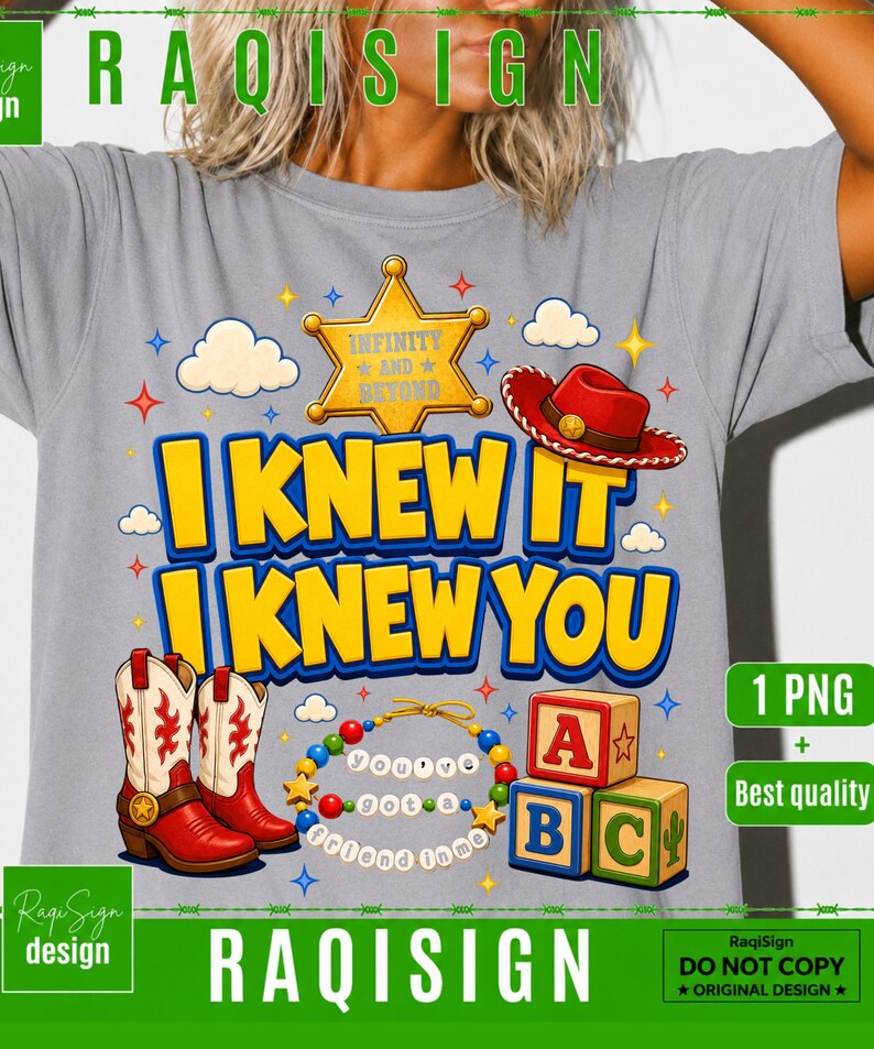 Op de afbeelding: Een grijs t-shirt met een grafische print met de tekst I KNEW IT I KNEW YOU in gele letters. Het ontwerp bevat een gele sheriffster, een rode cowboyhoed, rood-witte cowboylaarzen, een kralenketting en drie blokken met letters erop.
