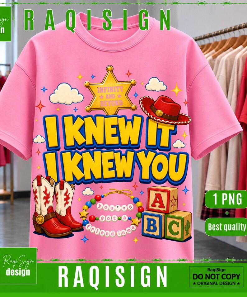 Op de afbeelding: Een roze t-shirt met een grafische print van een gele sheriffster, een rode cowboyhoed en een paar rood-witte cowboylaarzen. De tekst luidt I KNEW IT I KNEW YOU, INFINITY AND BEYOND en YOU'VE GOT A FRIEND IN ME op een kralenketting.