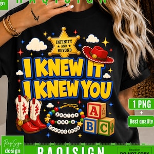Op de afbeelding: Een zwart t-shirt met een grafisch ontwerp met de tekst I KNEW IT I KNEW YOU, een gele sheriffster met de tekst INFINITY AND BEYOND, een rode cowboyhoed, wit-rode cowboylaarzen, een kralenarmband en drie kleurrijke alfabetblokken.