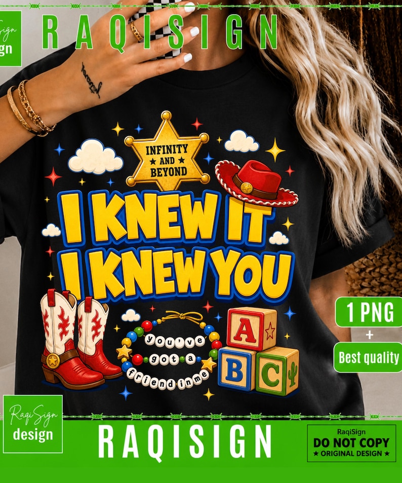 Op de afbeelding: Een zwart t-shirt met een grafisch ontwerp met de tekst I KNEW IT I KNEW YOU, een gele sheriffster met de tekst INFINITY AND BEYOND, een rode cowboyhoed, wit-rode cowboylaarzen, een kralenarmband en drie kleurrijke alfabetblokken.