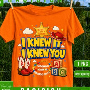 Op de afbeelding: Een oranje t-shirt met een grafische print met de tekst I KNEW IT I KNEW YOU, een sheriffster met INFINITY AND BEYOND, een rode cowboyhoed, wit-rode cowboylaarzen, een kralenketting met you've got a friend in me en speelgoedblokken.