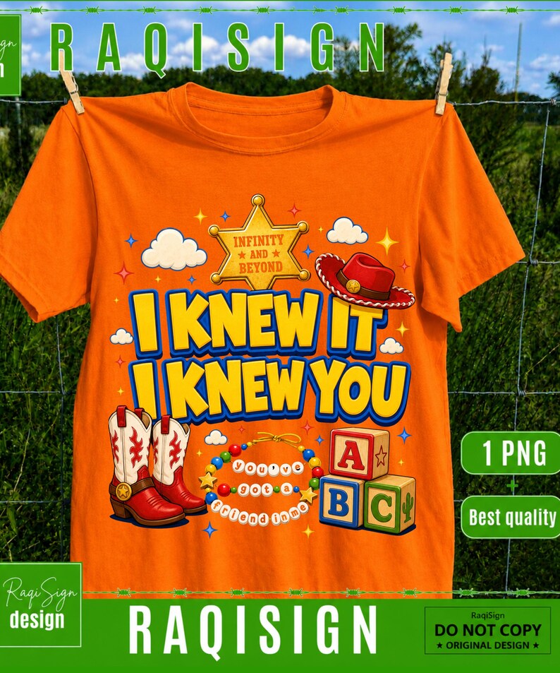 Op de afbeelding: Een oranje t-shirt met een grafische print met de tekst I KNEW IT I KNEW YOU, een sheriffster met INFINITY AND BEYOND, een rode cowboyhoed, wit-rode cowboylaarzen, een kralenketting met you've got a friend in me en speelgoedblokken.