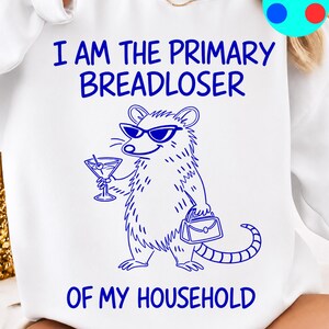 Eu sou o principal perdedor de dinheiro da minha casa PNG: Meme engraçado de gambá, citação sarcástica png, clipart de humor viral (download digital)