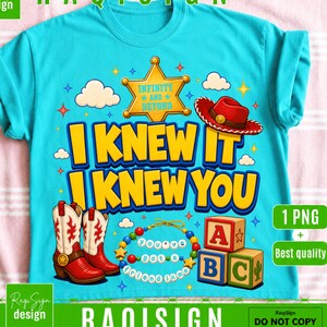 Op de afbeelding: Een fel turquoise t-shirt met een grafische print met de tekst "I KNEW IT I KNEW YOU" in het geel, een gouden sheriffster met "INFINITY AND BEYOND", een rode cowboyhoed, wit-rode cowboylaarzen, een kralenketting en alfabetblokken.