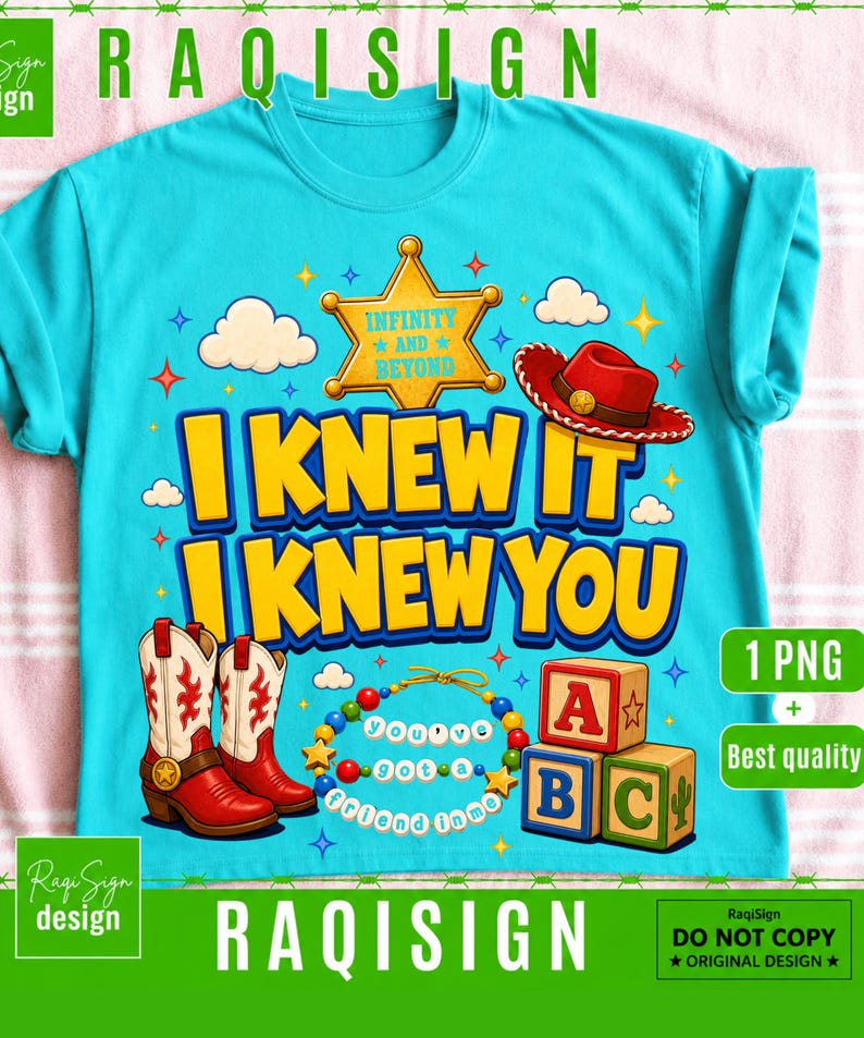 Op de afbeelding: Een fel turquoise t-shirt met een grafische print met de tekst "I KNEW IT I KNEW YOU" in het geel, een gouden sheriffster met "INFINITY AND BEYOND", een rode cowboyhoed, wit-rode cowboylaarzen, een kralenketting en alfabetblokken.